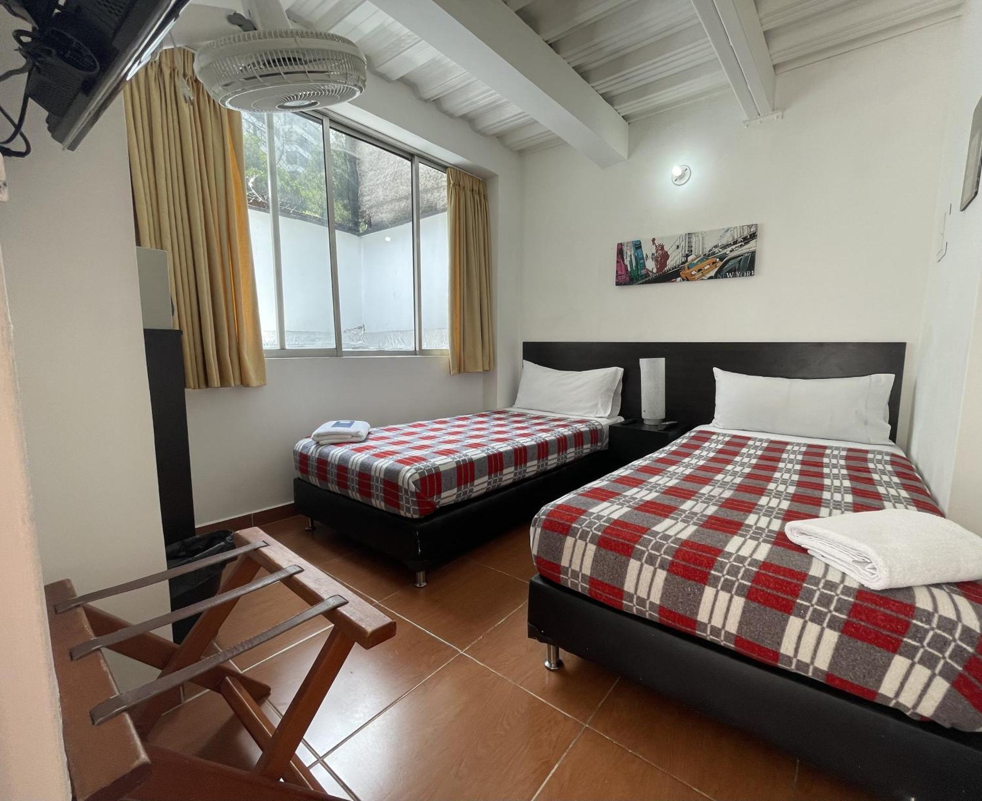 Hostal Lleras Calle 8 Medellín Esterno foto