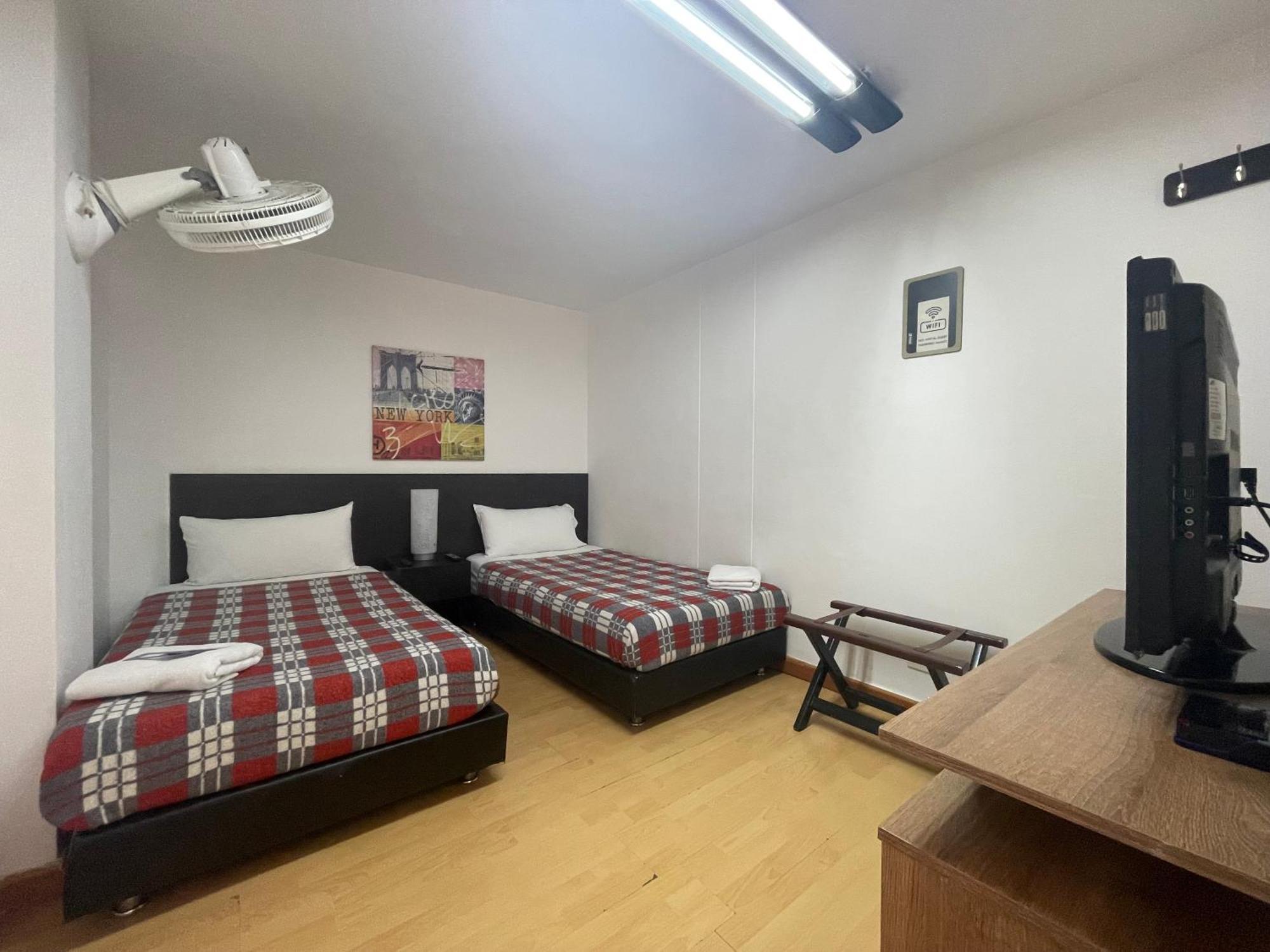 Hostal Lleras Calle 8 Medellín Esterno foto