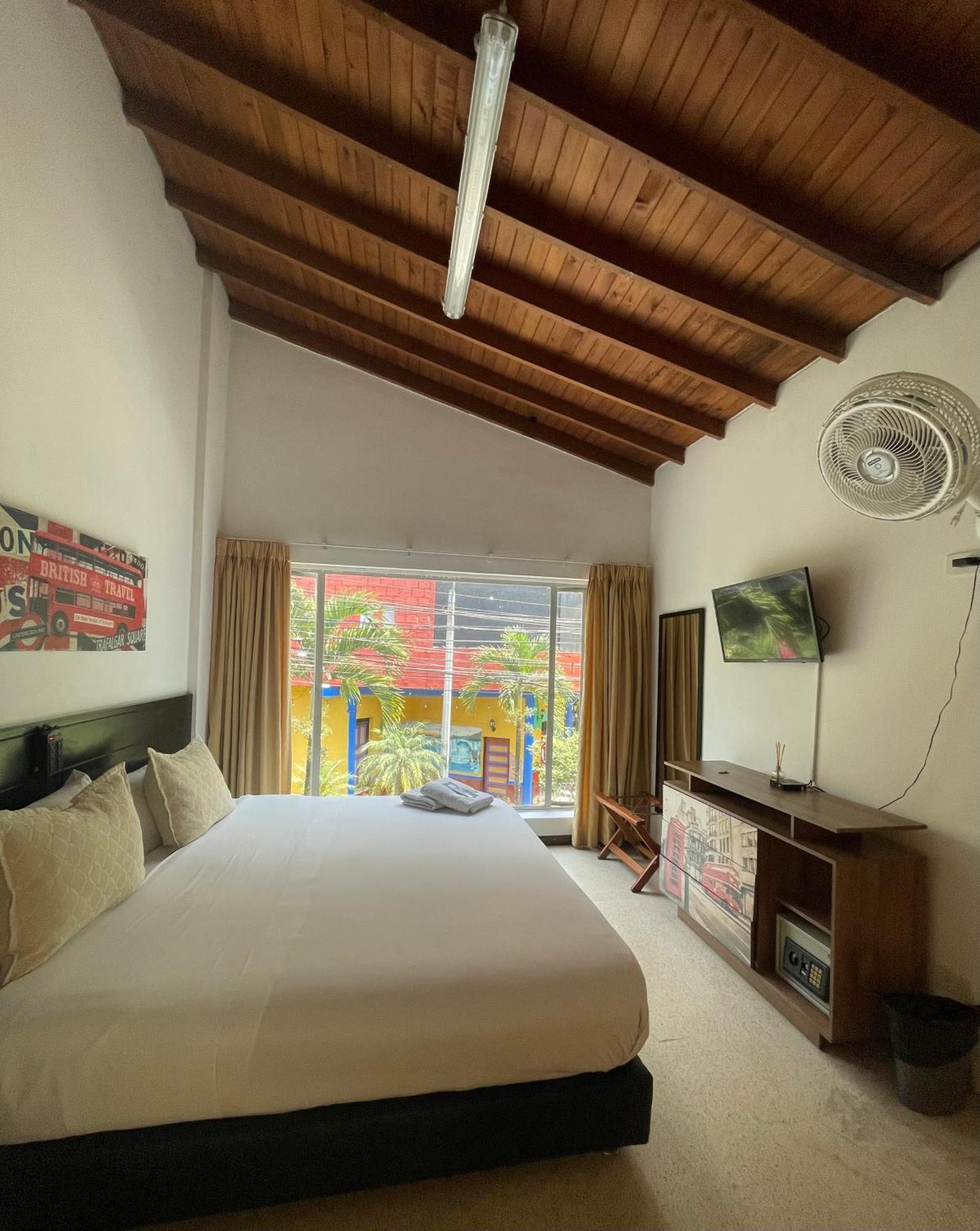 Hostal Lleras Calle 8 Medellín Esterno foto