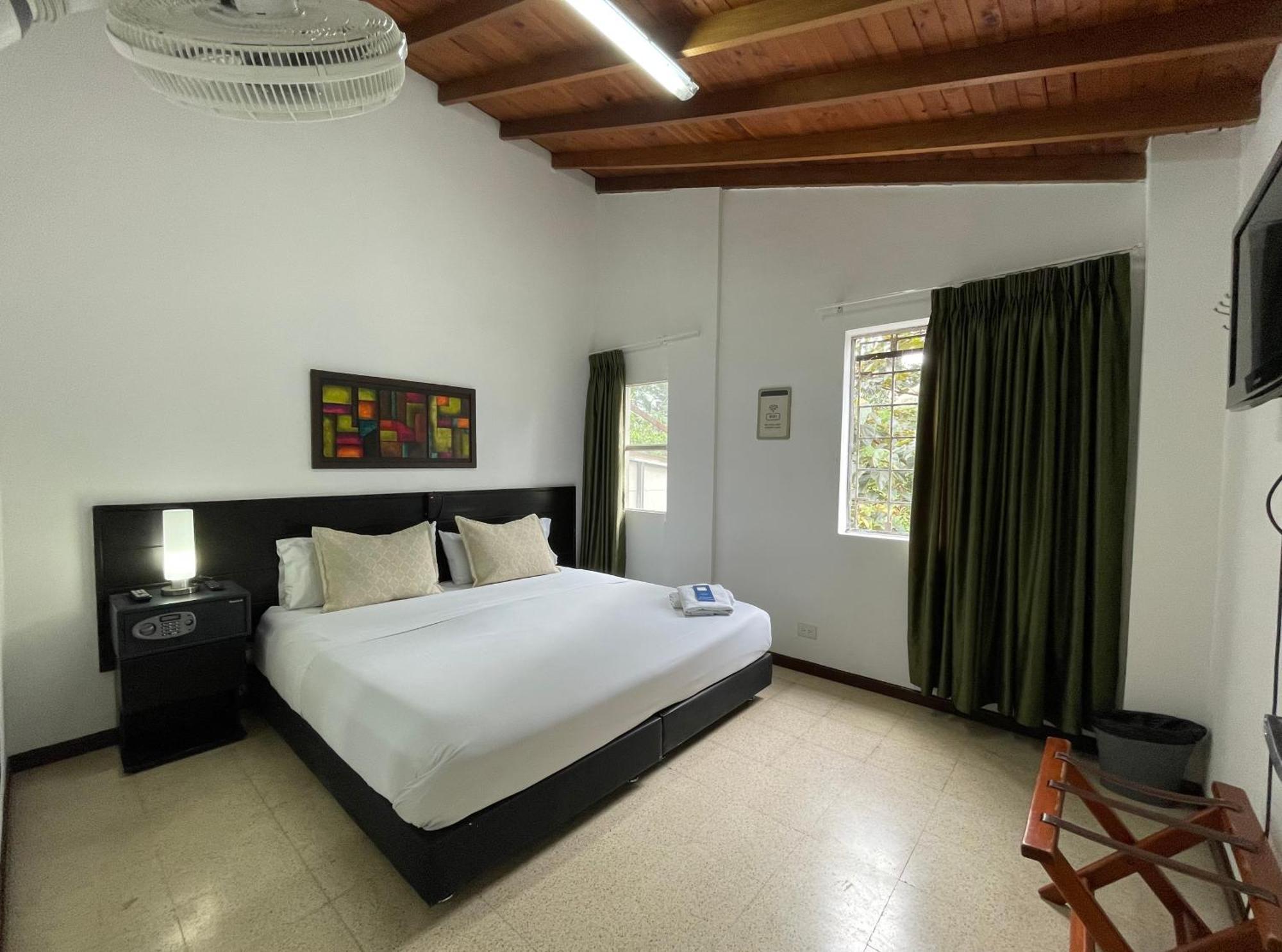Hostal Lleras Calle 8 Medellín Esterno foto