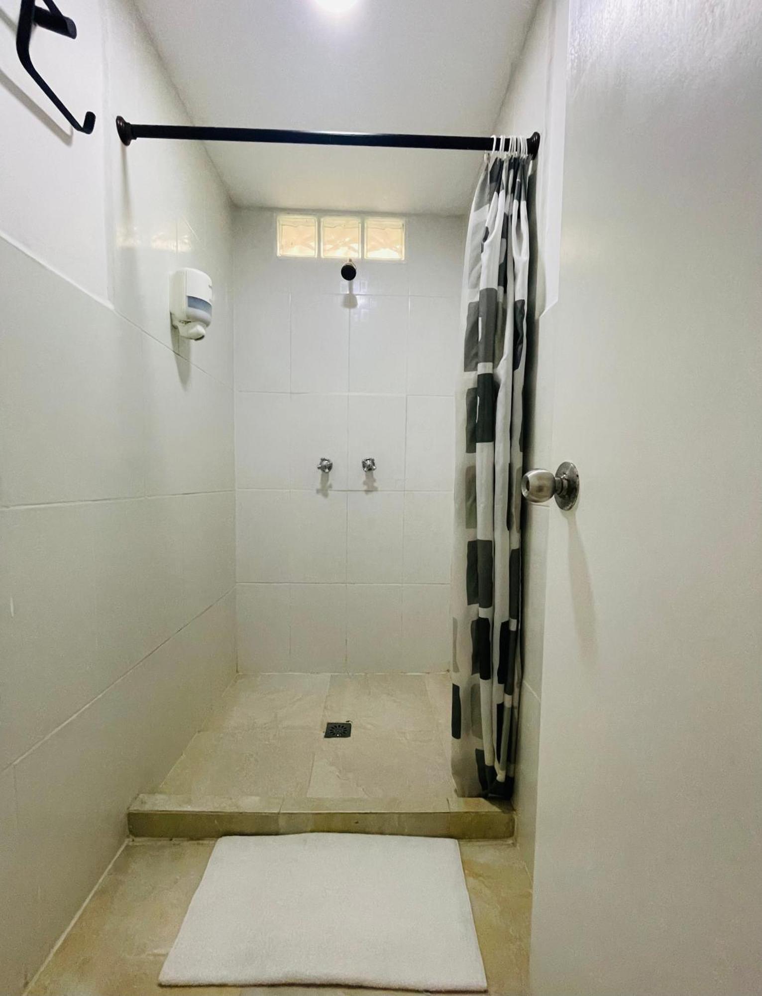 Hostal Lleras Calle 8 Medellín Esterno foto